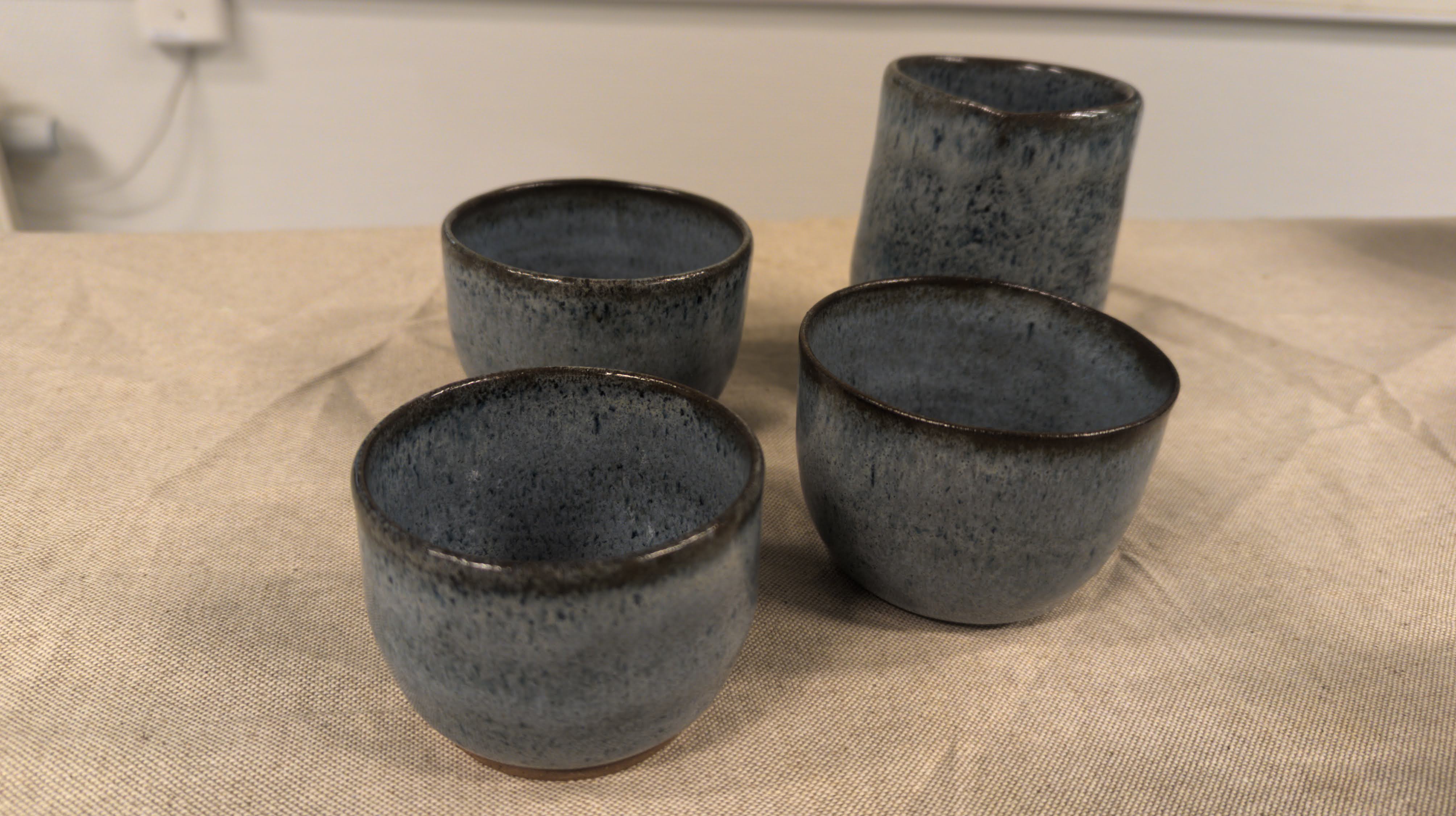 Håndlaget kopp med blomster